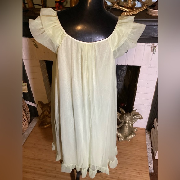 1960’s Green Ruffle Trim Rose Detail Nylon Lingerie Night Gown Small - Picture 9 of 11